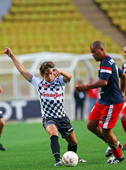 Roberto Merhi Manor F1 Team en el partido de fútbol a beneficio