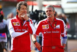 (da esquerda para a direita): Massimo Rivola, diretor esportivo da Ferrari com Maurizio Arrivabene