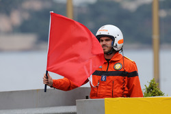Sportwart schwenkt die rote Flagge zum Signal des Abbruchs der Session