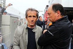 (Von links nach rechts): Alain Prost mit Frederic Vasseur, Teamchef von ART GP
