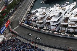 Нико Росберг, Mercedes AMG F1, и Льюис Хэмилтон, Mercedes AMG F1
