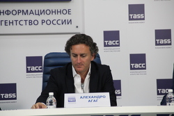 Алехандро Агаг, руководитель Формула Е на пресс-конференции в Москве