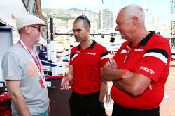 (L naar R): Chris Evans, Presentator met Marc Hynes, Manor F1 Team Rijderscoach en John Booth, Manor