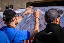 Los aficionados firman un banner #GetWellHinch