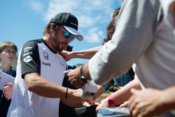 Фернандо Алонсо, McLarenраздает автографы