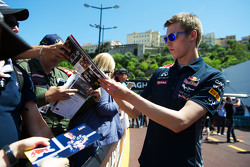 Даниил Квят, Red Bull Racing раздает автографы