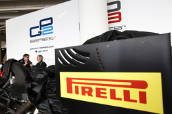 Martin Brundle listo para una demostración de ejecución en un auto de GP2 con neumáticos Pirelli de