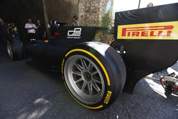 Une voiture de GP2 avec des pneus Pirelli de 18