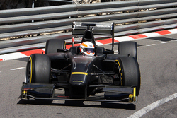Martin Brundle, Sky Sports-commentator, demonstreert de Pirelli 18