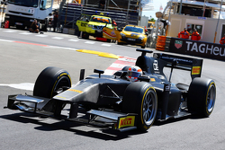 Martin Brundle, commentateur Sky Sports effectue une démonstration des pneus Pirelli 18