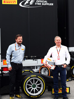 (De izquierda a derecha): Paul Hembery, director de Pirelli Motorsport y Martin Brundle, Sky Sports