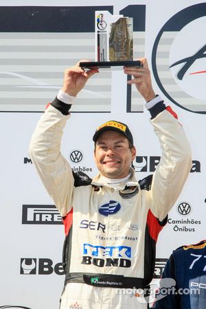 Ricardo Baptista levanta o troféu da corrida 1 em cascavel