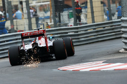 Carlos Sainz Jr., Scuderia Toro Rosso STR10 saca chispas de su auto