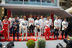 Les pilotes alors que la grille observe l'hymne national de Monaco