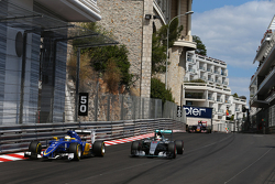 Marcus Ericsson, Sauber F1 Team y Lewis Hamilton, Mercedes AMG F1 W06