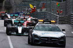 Nico Rosberg, de Mercedes AMG F1 W06, detrás del FIA Safety Car