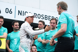 Победитель гонки - Нико Росберг, Mercedes AMG F1 празднует с командой