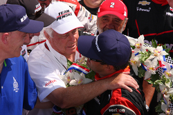 Race winner Juan Pablo Montoya, Team Penske Chevrolet with Roger Penske