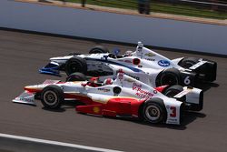 J.R. Hildebrand, CFH Racing Chevrolet y Helio Castroneves, Team Penske Chevrolet