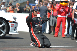 Победитель гонки Хуан-Пабло Монтойя, Team Penske Chevrolet празднует