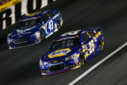 Chase Elliott, Hendrick Motorsports, Chevrolet, und Aric Almirola, Richard Petty Motorsports, Ford