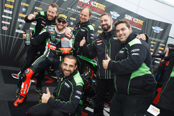Le vainqueur, Tom Sykes, Kawasaki, fête ses victoires avec son équipe