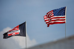Флаг серии IndyCar и американский флаг