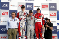 Podio Giancarlo Minardi y segundo lugar Jake Dennis y ganador Felix Rosenqvist, Prema Powerteam y tercer lugar Mikkel Jensen, Mücke Motorsport y Emerson Fittipaldi