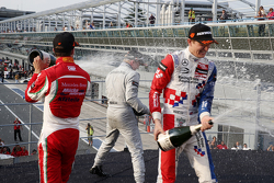 Podio: tercer lugar Mikkel Jensen, Mücke Motorsport y ganador Felix Rosenqvist y segundo lugar Jake