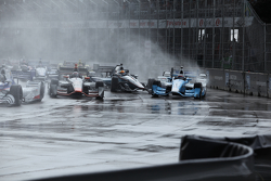 Stefano Coletti, KV Racing Technology et Tony Kanaan, Chip Ganassi Racing Chevrolet se crashent