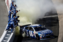 El ganador de la carrera, Jimmie Johnson, Hendrick Motorsports Chevrolet celebra con su equipo