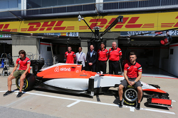Roberto Merhi, Manor F1 Team, und Will Stevens, Manor F1 Team; Graeme Lowdon, Manor F1 Team, Geschäf