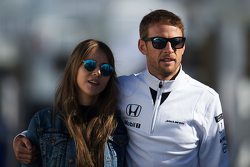 Jenson Button, McLaren con su esposa Jessica Button