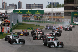Льюис Хэмилтон, Mercedes AMG F1 W06, возглавляет гонку после старта