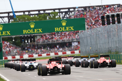 Roberto Merhi, Manor Marussia F1 Team y Will Stevens, Manor Marussia F1 Team en el inicio de la carr