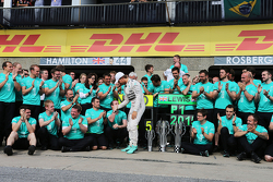 Nico Rosberg, Mercedes AMG F1 celebra con el equipo