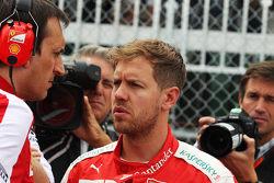 Sebastian Vettel, Ferrari, en la parrilla