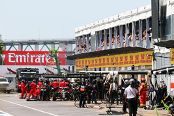 Romain Grosjean, Lotus F1 E23, lors d'un arrêt au stand imprévu
