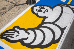 Logo da Michelin no pit lane