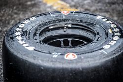 Un neumático Firestone húmedo