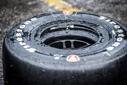 Un pneu Firestone humide