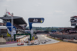 Start: #17 Porsche Team Porsche 919 Hybrid: Timo Bernhard, Mark Webber, Brendon Hartley toma la dela