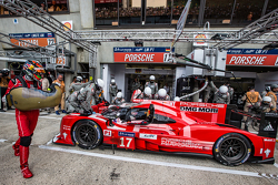 Pit stop para o #17 Porsche Team Porsche 919 Hybrid: Timo Bernhard, Mark Webber, Brendon Hartley