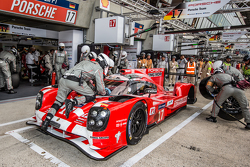 Parada de pits para #17 Porsche Team Porsche 919 Hybrid: Timo Bernhard, Mark Webber, Brendon Hartley