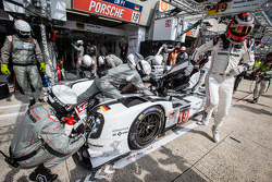 Arrêt au stand pour la #19 Porsche Team Porsche 919 Hybrid: Nico Hulkenberg, Nick Tandy, Earl Bamber