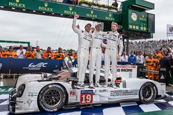 Vencedores #19 Porsche Team Porsche 919 Hybrid: Nico Hulkenberg, Nick Tandy, Earl Bamber comemoram