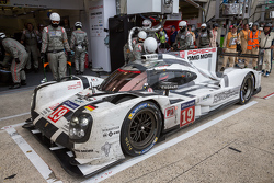 Así celebran en el #19 Porsche Team Porsche 919 Hybrid: Nico Hulkenberg, Nick Tandy, Earl Bamber