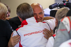 Dr. Wolfgang Ullrich de Audi Sport Team Joest felicita a los jefes de los equipos Porsche después de