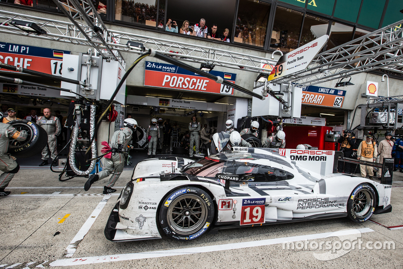 Pit stop for #19 Porsche Team Porsche 919 Hybrid: Nico Hulkenberg, Nick Tandy, Earl Bamber