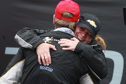Racewinnaar Josef Newgarden, CFH Racing Chevrolet, viert feest met Sarah Fisher